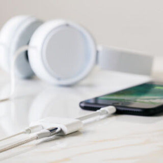 Belkin 3.5 mm Audio + Charge RockStar for iPhone and iPad - Lightning Adapter